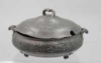 Auktion 356 / Los 15042 <br>Deckelterrine, Kayserzinn, Nr. 4137, Jugendstil, Dekor der Zeit, Altersspuren, ca. H-13,5cm D-21,5cm