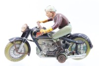 Auktion 356 / Los 12000 <br>ARNOLD Motorrad MAC 700, um 1950, lithografiertes Blechmotorrad mit Fahrer, Uhrwerk leider defekt (verharzt?), Made in US-Zone Germany, Altersspuren, H-12,8cm L-20cm