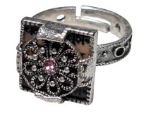 Auktion 356 / Los 1068 <br>Designer versilberter Ring , offene Ringschiene mit pinken Centerstein, umringt von Klaren,