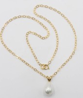 Auktion 356 / Los 1105 <br>Modeschmuck-Halskette, Tropfenperle, goldfarben, L-40cm, Anh. L-2cm