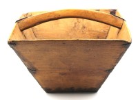 Auktion 356 / Los 15100 <br>antiker Korn-Himpten (Getreidemass), Holz, 19.Jhd., sehr gut erhalten, H-26 cm 37x37 cm