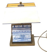 Auktion 356 / Los 16016 <br>Tischlampe mit Delfter-Stand, Blaumalerei,Messing gefasst dreiseitig, gut erhalten,  wohbl Ofen-Simskachel, 18/19. Jhd?. H-35 cm, 23x17 cm