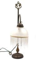 Auktion 356 / Los 16018 <br>Art Deco Tischlampe Messing, Schirm mit Glasfäden, Altersspuren, H-68 cm, verstellbar