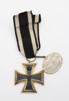 Auktion 356 / Los 7027 <br>Eisernes Kreuz 2kl. am Band, 1. WK, auf Ring "M", sowie kl. Andenkenplakette von 1915