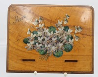 Auktion 356 / Los 15154 <br>Notizblockhalter o.ä., älter, floral bemalt, Holz, beschriftet "Arco", 21 x 17cm