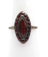 Auktion 357 / Los 1018 <br>935er Silber-Ring mit Granat, älter, Centerstein gebrochen, 2,6gr., RG 53