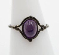 Auktion 357 / Los 1020 <br>Silber-Ring mit Amethyst-Cabochon, um 1900, undeutl. Punzierung 1,4gr., RG 53