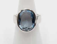 Auktion 357 / Los 1024 <br>925er Silber-Ring mit blauem facett. Stein, 10,5gr., RG 56