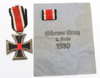 Auktion 357 / Los 7009 <br>Eisernes Kreuz 2. Klasse, 3. Reich anbei Verleihungstüte