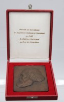 Auktion 357 / Los 15011 <br>Plakette, Marx-Relief, verliehen vom Zentralkomite der Sozialistischen Einheitspartei Deutschlands...., wohl Bronze in orig. Etui, ca. 12,5 x 10,5cm