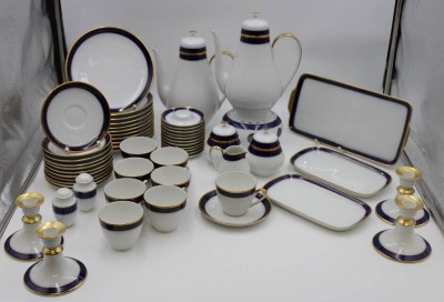 Auktion <br>Kaffeeservice, Hutschenreuther, Kobalt und Gold, 2x Kaffeekannen (1x Deckel best.). Stöwchen,  2x Zuckerdosen, 1x Milch, 8x Tassen, 12x U.T., 11x Kuchenteller, 11x Eierbecher (1x bestossen), Salz und Pfeffer, 3x div. Platten, 4x Leuchter [1]