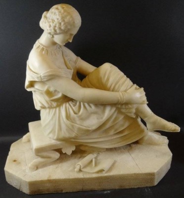 Auktion <br>sitzende Sappho, Alabaster Bildhauerarbeit um 1870, H-44 cm, 44x23 cm, 24 kg, Ellbeuge mit feinen Spannungsriss?, ansonsten gut erhalten [1]