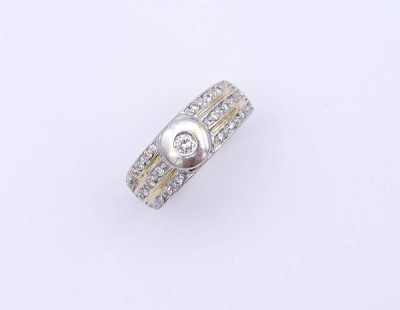 Auktion 352<br>Bicolor Gold Bandring 0.585 mit Brillanten, 19 Stück zus. ca. 0,25ct.mittig Brillant mit Abplatzer, 6,2g., RG 52 [1]