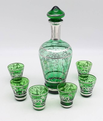 Auktion <br>Grüne Glas Karaffe mit 6 Bechern, Glas mit Silber Monturen,Karaffe H. 25,5cm, Silber berieben [1]