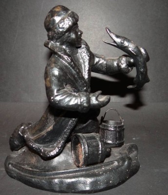 Auktion 344<br>russische Gusseisen-Figur eines Fischers, wohl Kasli ?, H-17 cm, 15,5x10 cm [1]