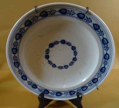 Auktion 344<br>Meissen Teller mit blauen Dekor um 1850, Glasur mit Altersspuren, D-24,5 cm [1]