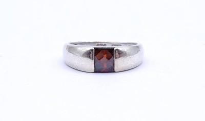 Auktion <br>925er Silber Ring mit einem roten Stein, Schiene verbogen, 4,5g., RG 54 [1]