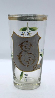 Auktion <br>Trinkglas um 1900, Emaillemalerei, studentisch?, H-13cm, Goldbemalung berieben. [1]