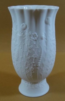 Auktion <br>Vase, weiss reliefiert 