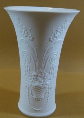 Auktion <br>gr. weisse reliefierte Vase 