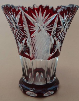 Auktion <br>böhm. Kristallvase, rot/klar, gezackter Rand, eine Zacke fehlt, H-11 cm [1]