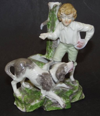 Auktion <br>figürl. Tischvase, Knabe mit Hund, um 1900, H-12 cm, zwei Finger bestossen [1]