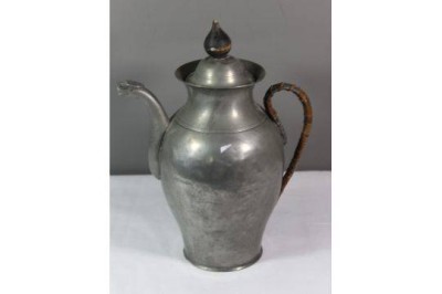 Auktion <br>Kaffeekanne um 1860, Zinn, Tierkopfausguss, div. Druckstellen, H-29,5cm [1]