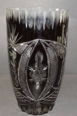 Auktion <br>hohe Kristallvase mit Schliff, Rand mit minimalen Chips, H-25 cm, D-14 cm [1]