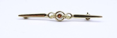 Auktion <br>goldfarbene Brosche mit einem Halbedelstein, L. 4,8mm [1]