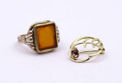 Auktion 355<br>Ring mit Karneol und Brosche mit Granat, goldfarben, Alters- und Gebrauchsspuren, Karneol bestossen, RG 57 [1]