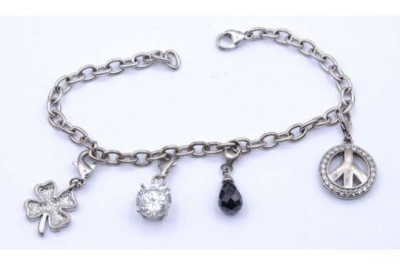 Auktion 357<br>Bettelarmband mit 4 Anhängern, Sterlingsilber 0.925, L. 20cm, 17,5g. [1]