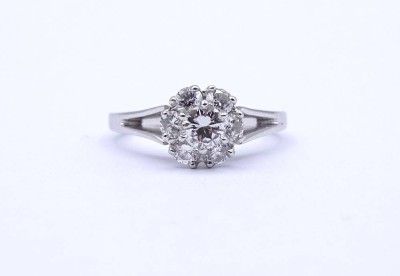 Auktion 352<br>Brillant Ring , WG 750/000, Blütenform, 7 Brillanten zus.ca. 0,90ct., mittig 0,30ct., 4,1g., RG 51 [1]