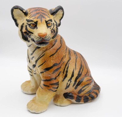 Auktion 335<br>sitzender Tiger, Keramik, bemalt, wohl Italien, Farbabplatzer, ca. H-38,5cm. [1]