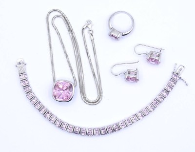 Auktion 335<br>Damen Schmuckset, Silber 925/000, Sterlingsilber, Zirkonia, Set bestehend aus einem Armband L.17,5cm, Ring 55, Schlangenhalskette L. 46,5cm, einem Anhänger D. 16mm, Paar Ohrringe L. 2,3cm, Gew.zus. 50,7g., 1x Ohrring mit fehlener Öse, Tragespuren [1]