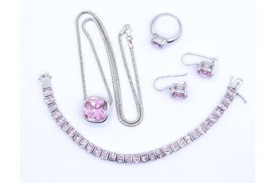 Auktion 357<br>Damen Schmuckset, Silber 925/000, Sterlingsilber, Zirkonia, Set bestehend aus einem Armband L.17,5cm, Ring 55, Schlangenhalskette L. 46,5cm, einem Anhänger D. 16mm, Paar Ohrringe L. 2,3cm, Gew.zus. 50,7g., 1x Ohrring mit fehlener Öse, Tragespuren [1]