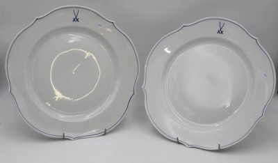 Auktion <br>Paar Platzteller, Meissen, Schwertermarke, blauer Rand, je 1 Schleifstrich, ca. D-32,5cm. [1]