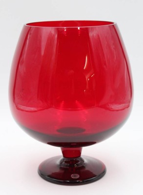 Auktion <br>Designer - Vase, 1970er Jahre, Reijmyre Schweden, Entw. Monika Bratt, Orig. Etikett, rotes Glas, ca. H-24,5cm, minimaler Chip am Innenrand [1]