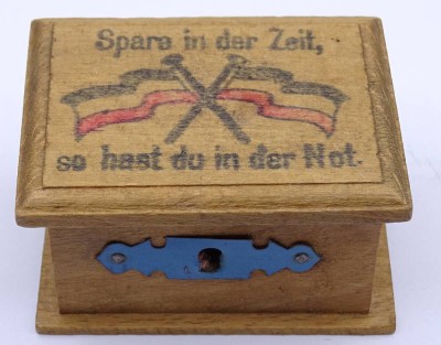 Auktion <br>altes Sparkästchen aus Holz, H-4 cm, 7x5 cm [1]