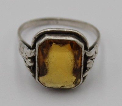 Auktion <br>835er Silber-Ring mit gelben Stein, um 1930, 3,8gr., RG 55, Schiene verbogen [1]