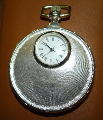 Auktion <br>kl. mechanische Taschenuhr in grossen, versilbertes Gehäuse, Werk läuft, rückseitig kl. Glas-Deckel für Uhrwerk, D-5 cm [1]