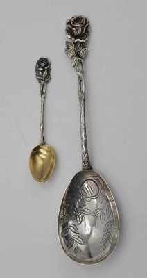 Auktion <br>Sahnelöffel und Mokkalöffel, 800er Silber, Rosenmuster, zus. 39,4gr-, ca. L-17,8cm und 9,4cm. [1]