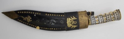 Auktion <br>Kukri, Nepal, älter, Beingriff, Messingmonturen, Scheide mit Fehölteilen, Beimesser fehlen, ca. L-44cm. [1]