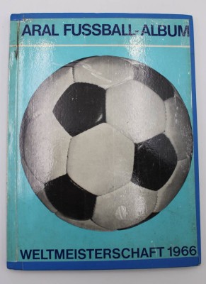 Auktion <br>Aral Fussballalbum Weltmeisterschaft 1966, mit handschr. Widmung von Sepp Herberger, leichte Altersspuren [1]