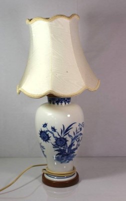 Auktion <br>Tischlampe, Meissen, Schwertermarke, blaues florales Dekor, H-60cm. [1]