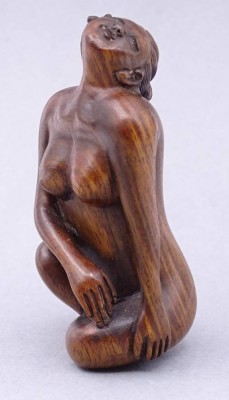 Auktion <br>wohl Netsuke, sitzende Dame, Holzschnitzerei, im Boden signiert, H-6,0cm [1]