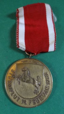 Auktion <br>Sturmflut-Medaille, Land Niedersachsen, 1962, am Band [1]