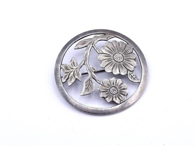 Auktion <br>Runde Silberbrosche, florale Darstellung, D. 4,0cm, 9,0g., Silber geprüft [1]