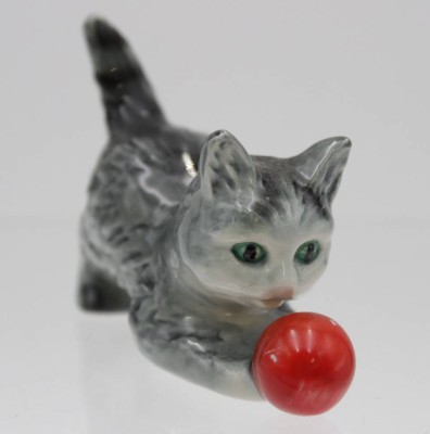 Auktion <br>Katze mit Ball, Goebel, polychr. Bemalung in Unterglasur, H-5,5cm L-7cm. [1]