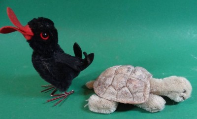 Auktion <br>2x kl. alte Steiff-Tiere, Rabe mit Drahtbeinen, H-10 cm, und bespielte Schildkröte Slo, L-13 cm [1]