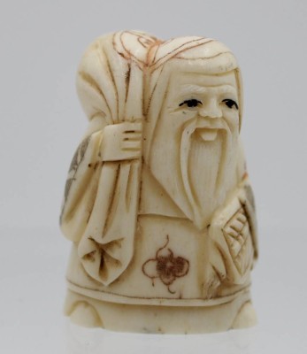 Auktion <br>wohl Netsuke, Alter Mann mit Sack, ChinaJapan, sígniert, Bein, H-5cm. [1]